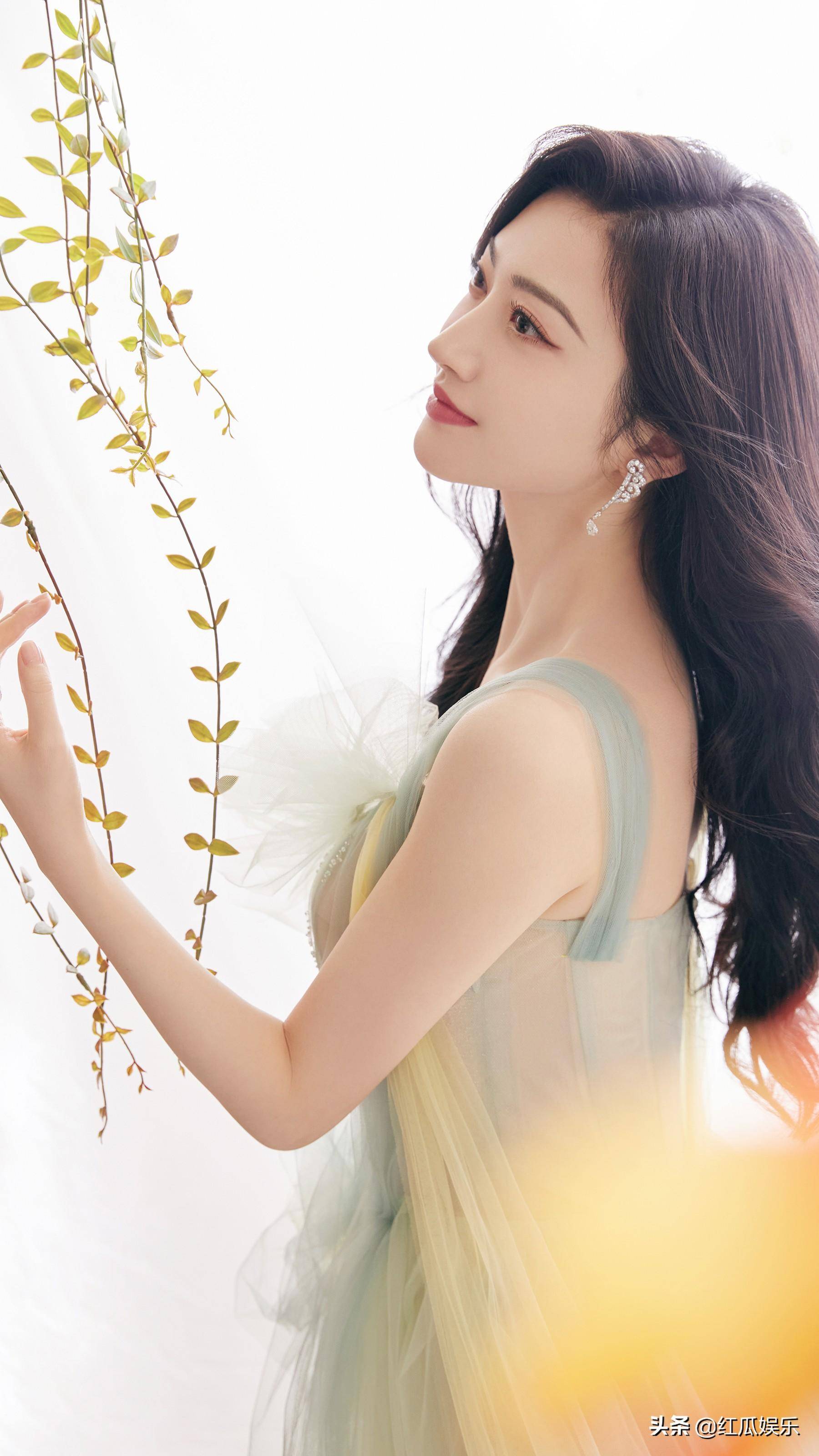 甜美与洒脱碰撞,薄纱长裙的景甜充满春天气息_时尚_内心_写真