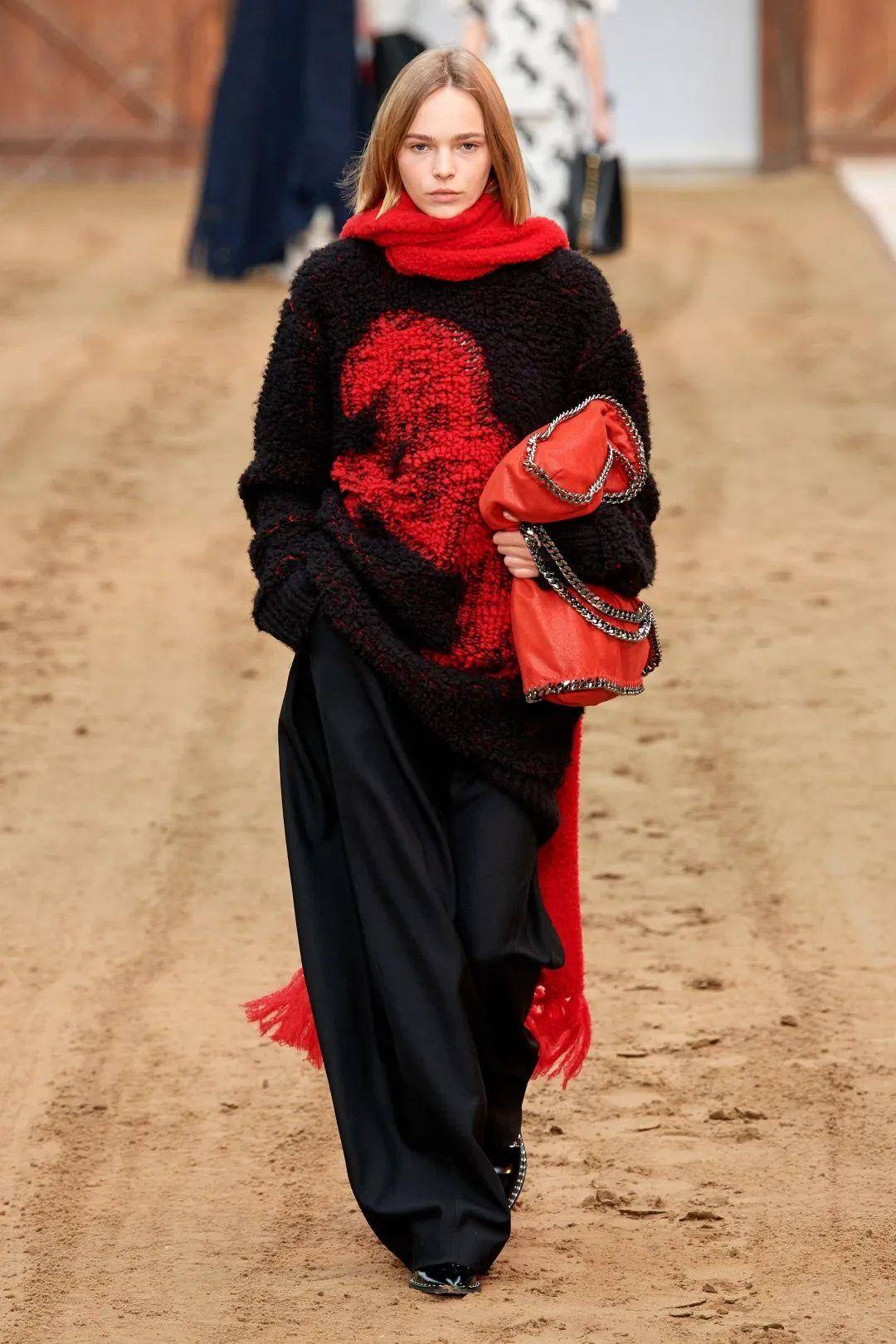 的小马,服装上无处不在的马图案装饰,以及马术服装风格的剪裁,皮草