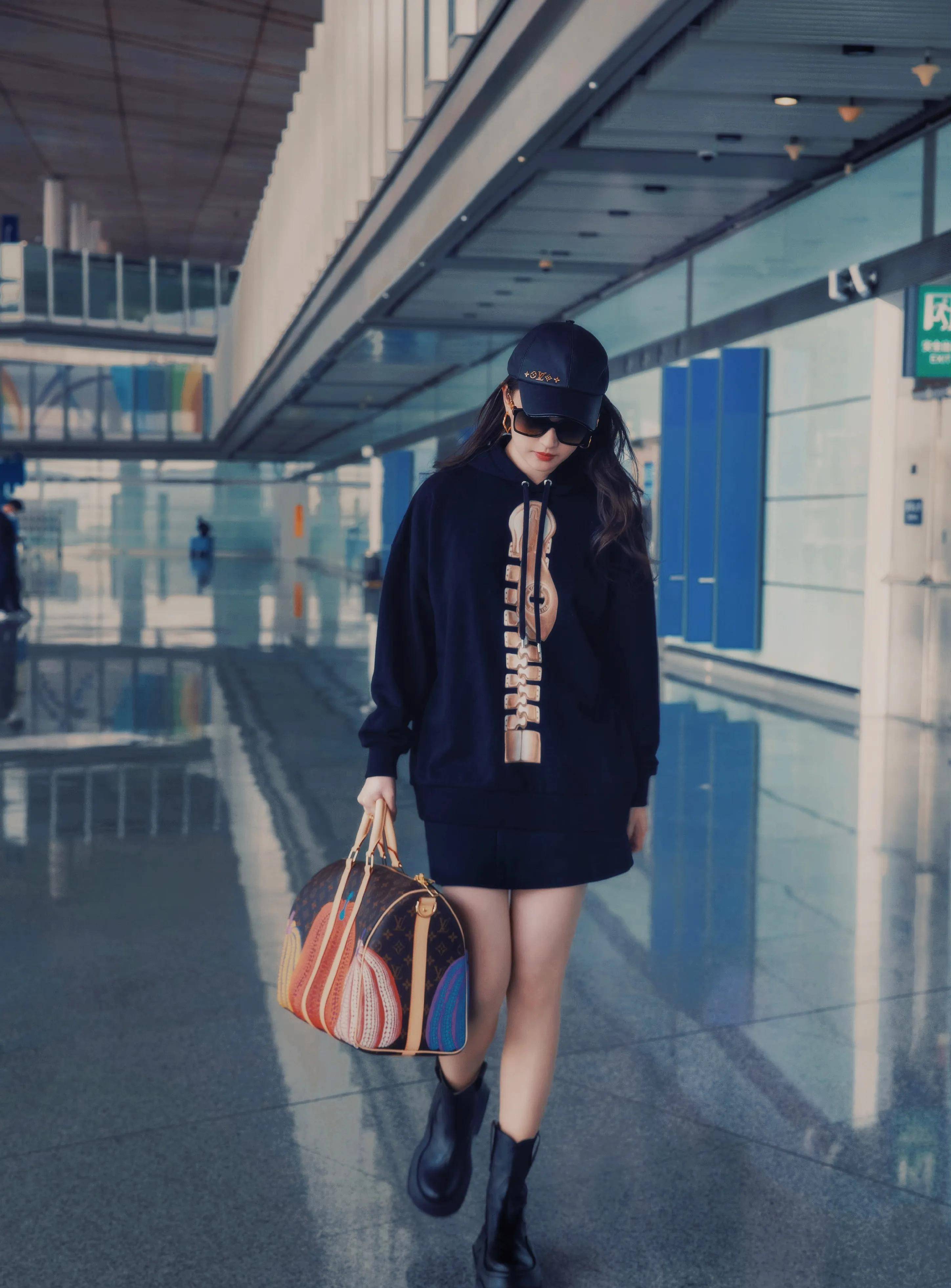 看了刘亦菲出发巴黎路透照,细心网友发现她变化好大_天仙_感觉_白美