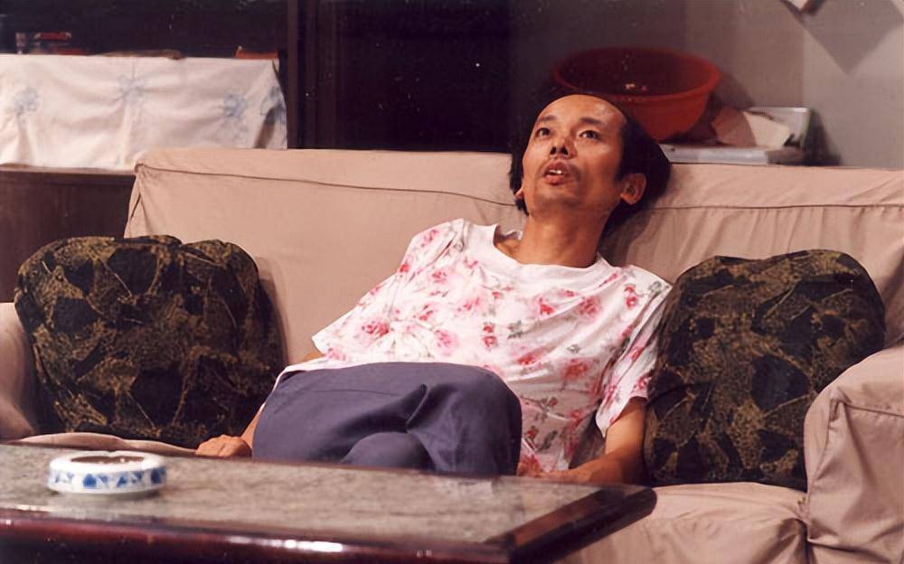 "葛优躺"就出自经典情景喜剧《我爱我家》.