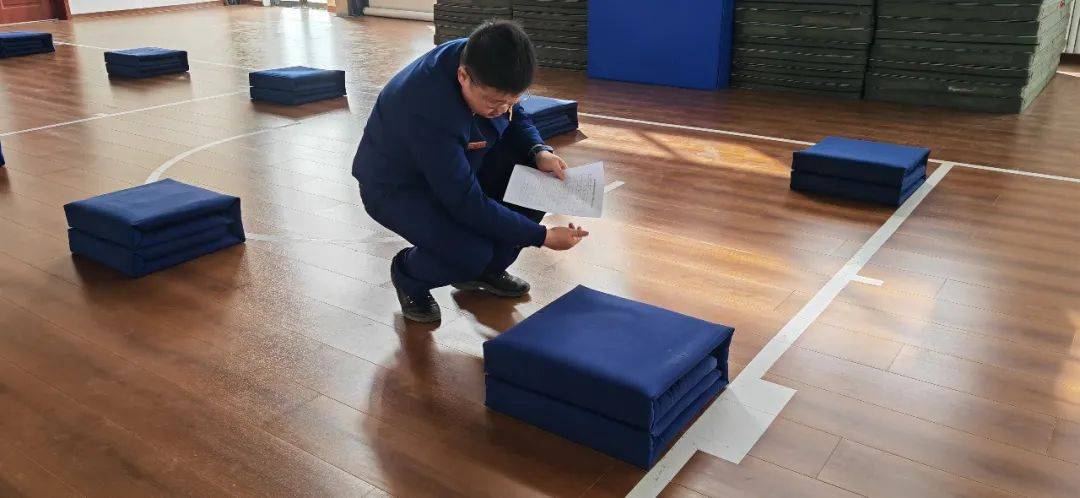 看消防员"叠被子"大比拼!_活动_条令_比赛