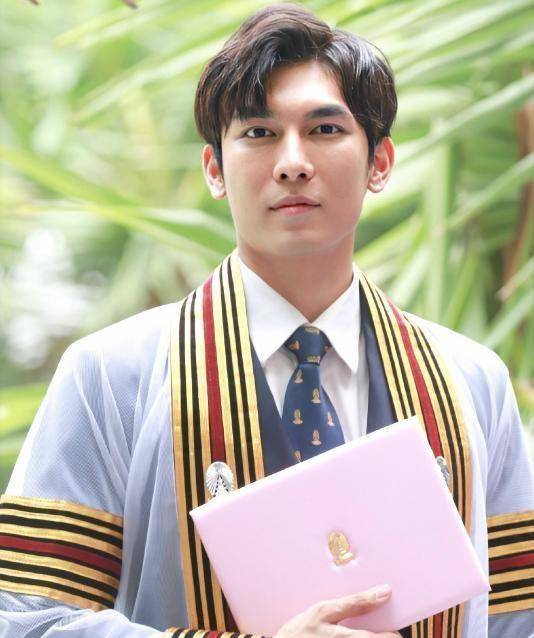 泰星都是受过高等教育的,他有那么多博士,mew还是一路推荐他,我佩服