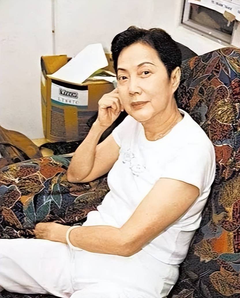 她是林家栋干妈,香港演艺圈的前辈,命运坎坷却一生为戏痴狂_夏萍_儿女