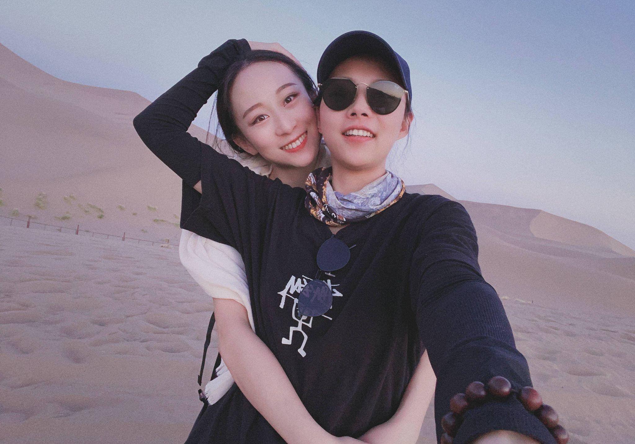 杨丽萍徒弟水月,举办同性婚礼,双方的爸爸拥抱了见证幸福时刻!