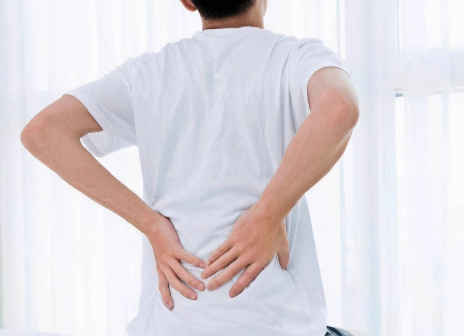 大部分患者为体型瘦长的青少年或是中老年男性,最常见的临床症状为