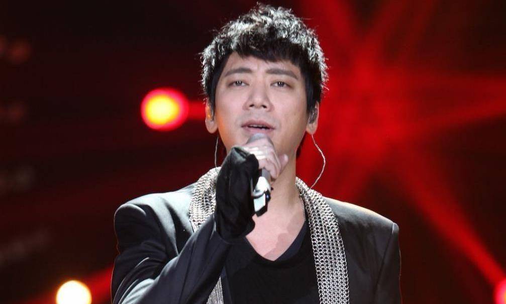 直到孩子消息被曝光之后,张钰凰因此失去了工作,但信却大方承认了女儿