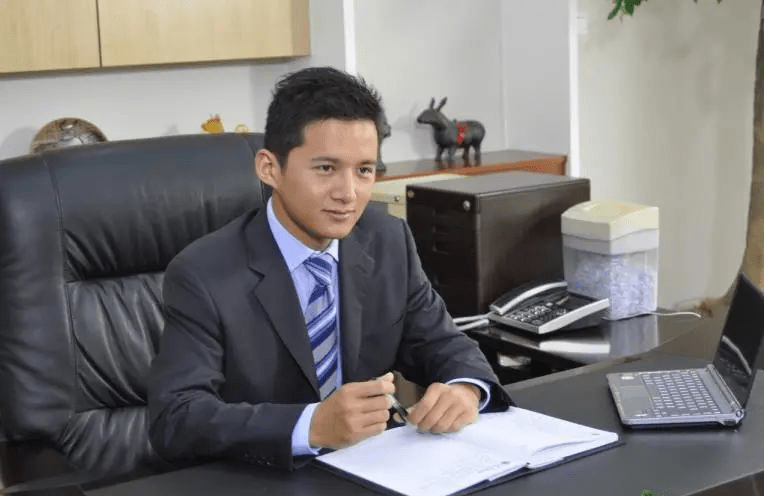 其父就是当地有名的"化工巨头"王传华,也是上市公司山东阳谷华泰化工