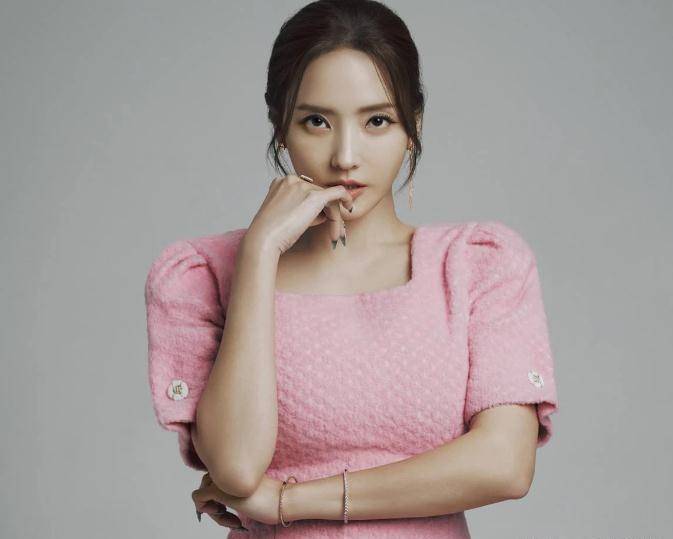 韩彩英新写真似芭比 签约新公司有望回归拍戏 丈夫对其百依百顺_照片