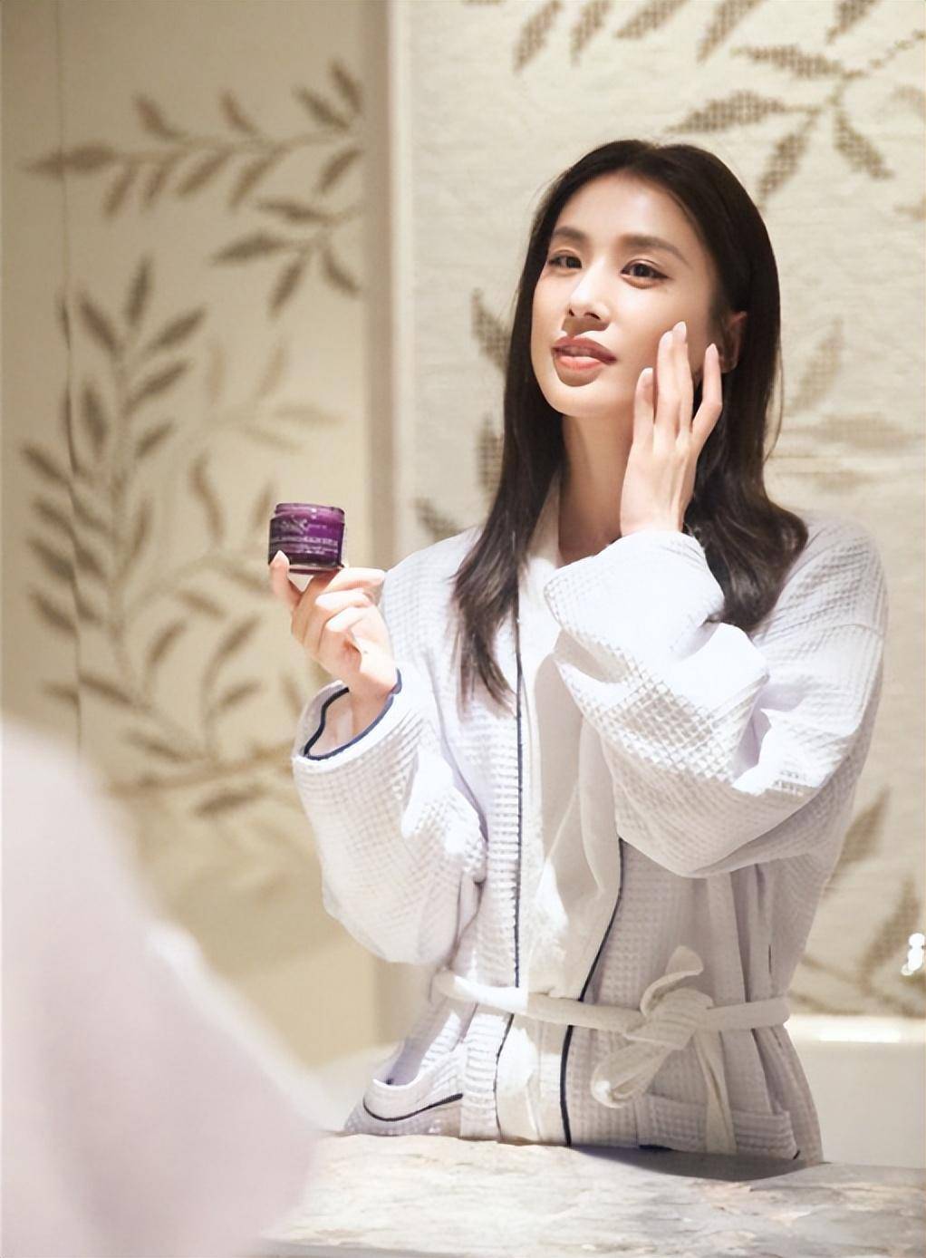 而黄圣依则在《我就是演员》,《妈妈是超人》等一系列的综艺节目中,为