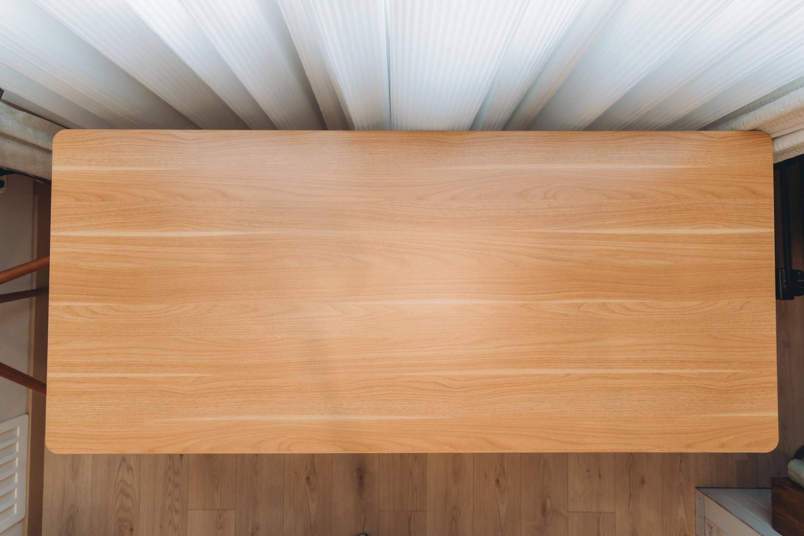 桌板采用的是e0级新国标环保板材,饰面纹理自然逼真,质感,色彩也符合