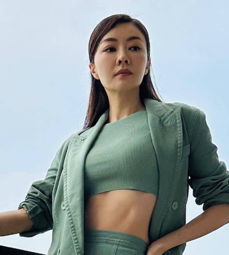 熊黛林霸气回怼:我最美!生双胞胎后瘦出马甲线_身材_网友_腹部