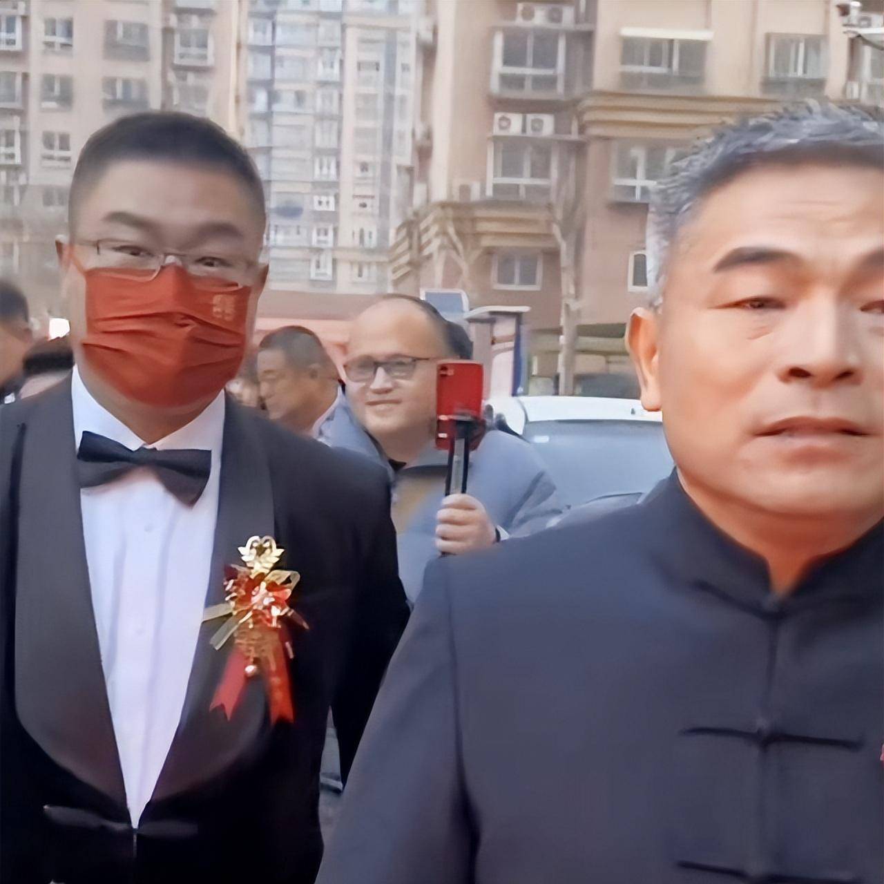 郭刚堂儿子郭振婚礼圆满举行,郭振夫妇戴口罩露面,遭热议不断_祝福