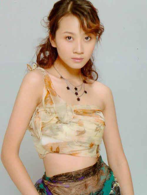 牛萌萌与曲栅栅,她们是中戏同学,一个终获真爱,另一个走歪路被抓_曲