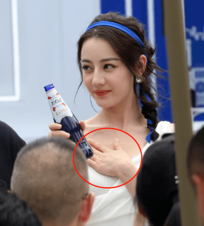 有一种尴尬叫迪丽热巴玩性感,捂住胸口,忸怩作态,穿了不如不穿_身材