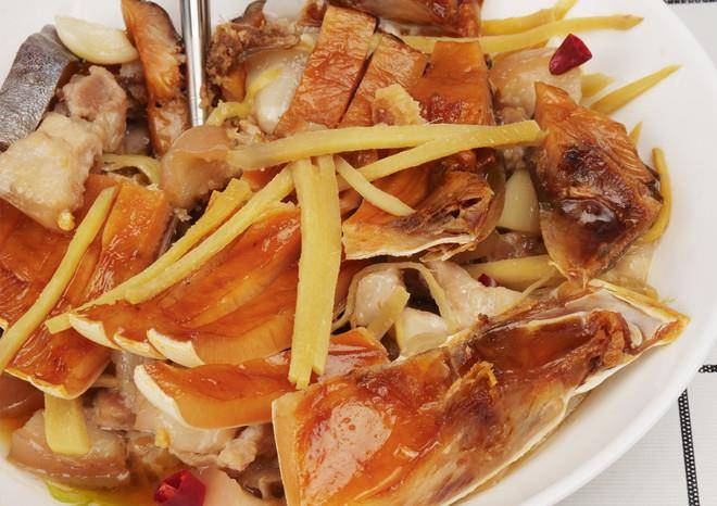 既健康鲜美的蒸鱼干做法在这里,一上桌就抢光_鲳鱼_五花肉_姜丝