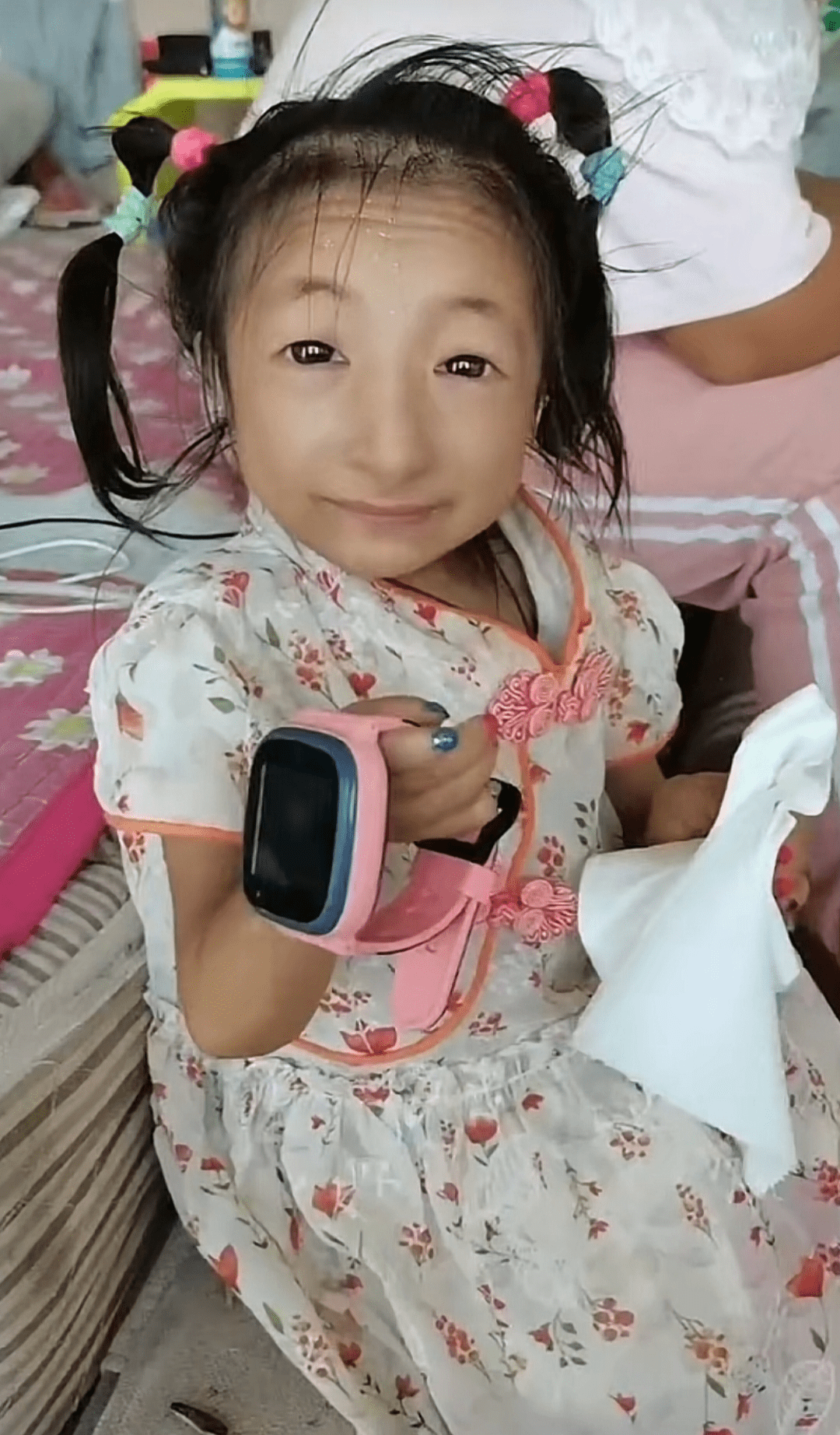 20岁袖珍女孩高64厘米重11斤,开童车放鸭干农活,父母坦言心好累_刘爽