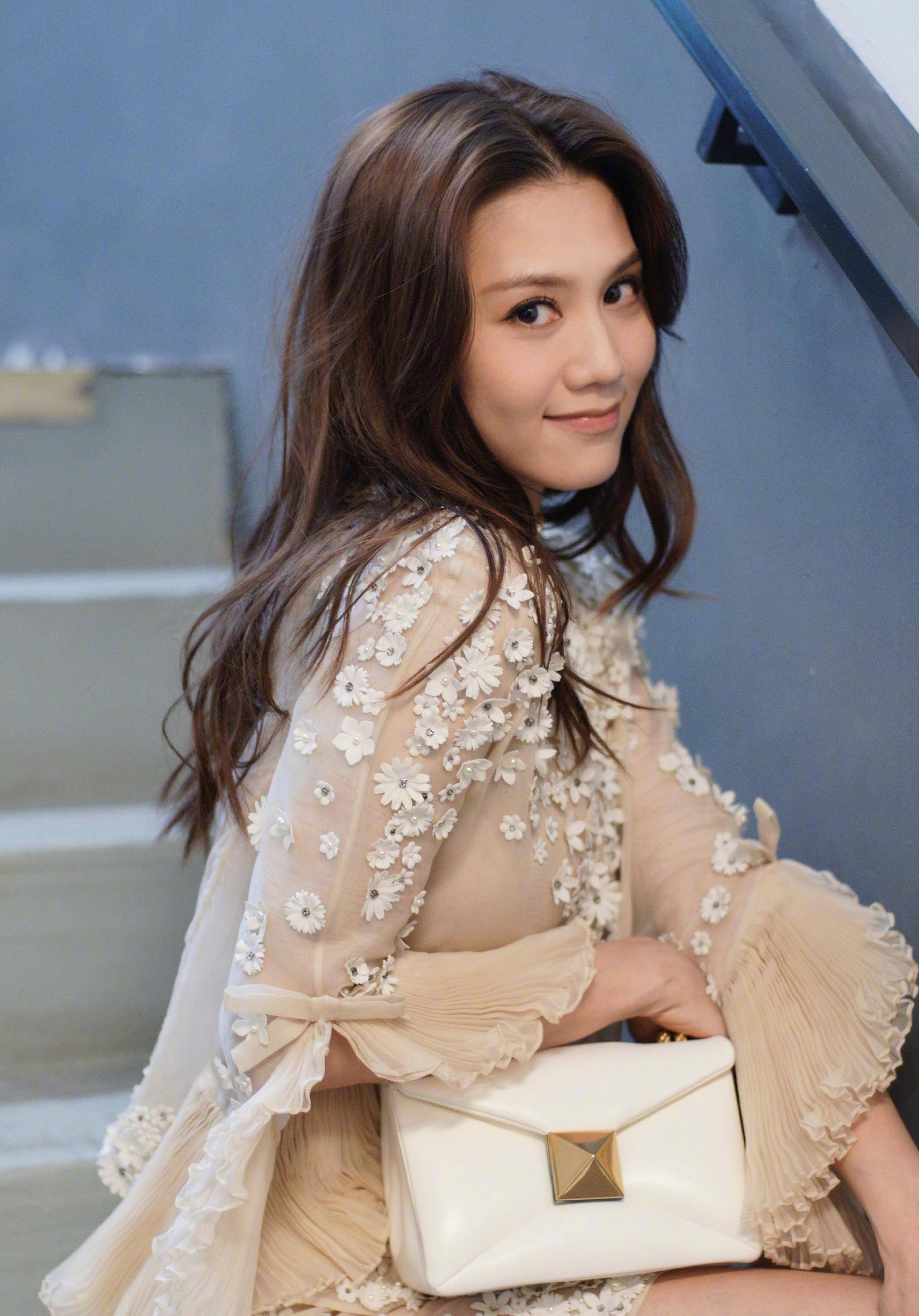 香港时尚女星周秀娜几个月来首次穿裙子,露修长白皙美腿_写真照_穿着