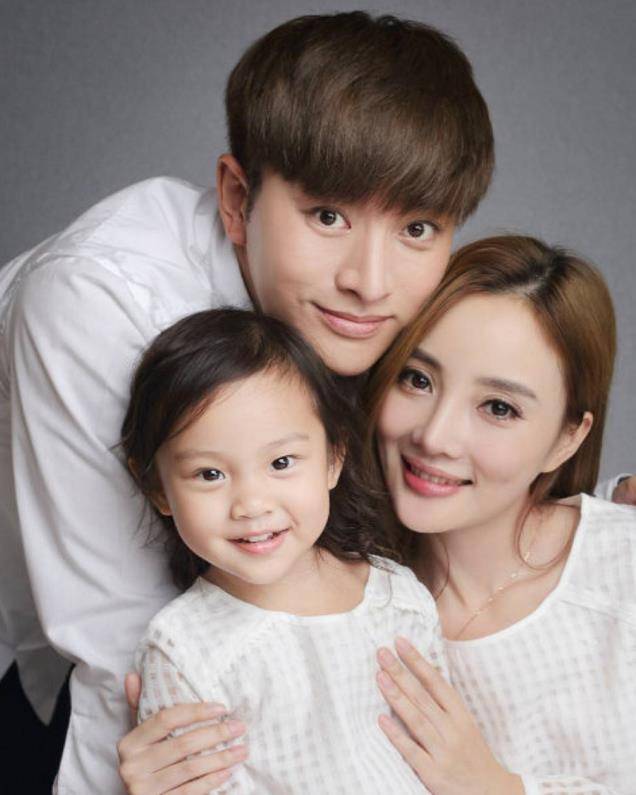 但随着"希望复合"的声音越来越大,有网友发现贾乃亮在晒出与李小璐
