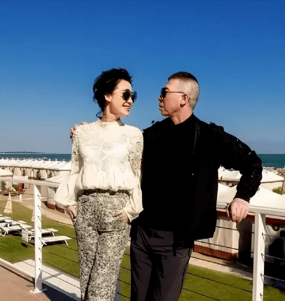 54岁许晴与大佬照片罕见曝光!冯导拥抱入怀很享受满脸得意!