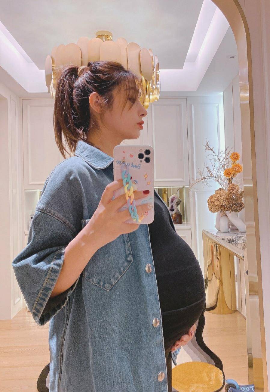 前段日子,麦迪娜和姜潮刚刚给自己的二胎小女儿举办了满月酒,没有想到