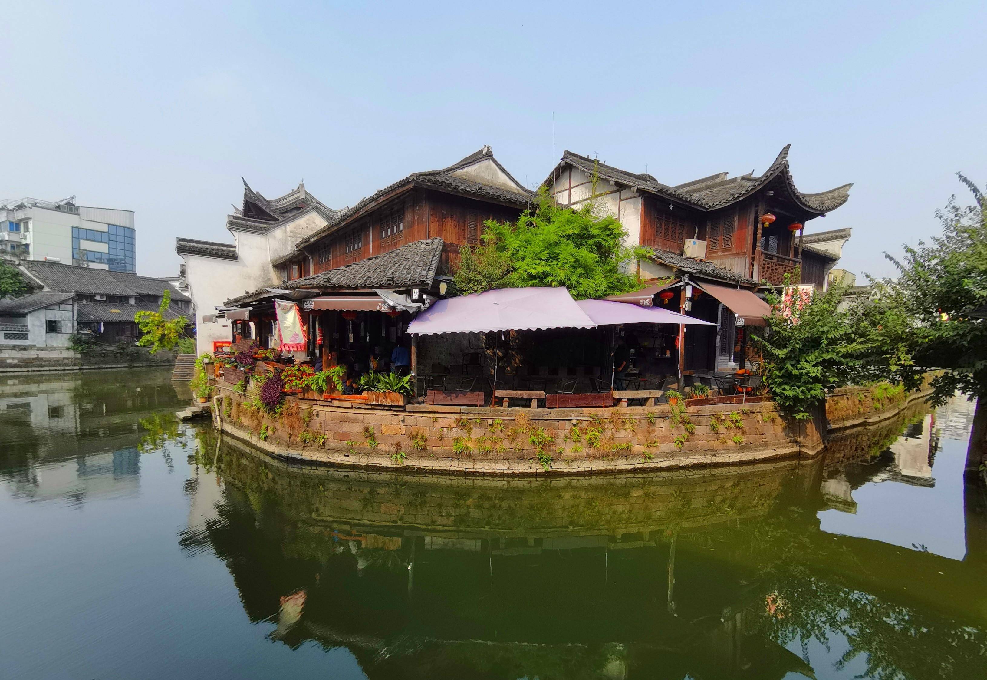 水街的两边,历代沿水而建的靠街骑楼基本保持着清末民初水乡老街的