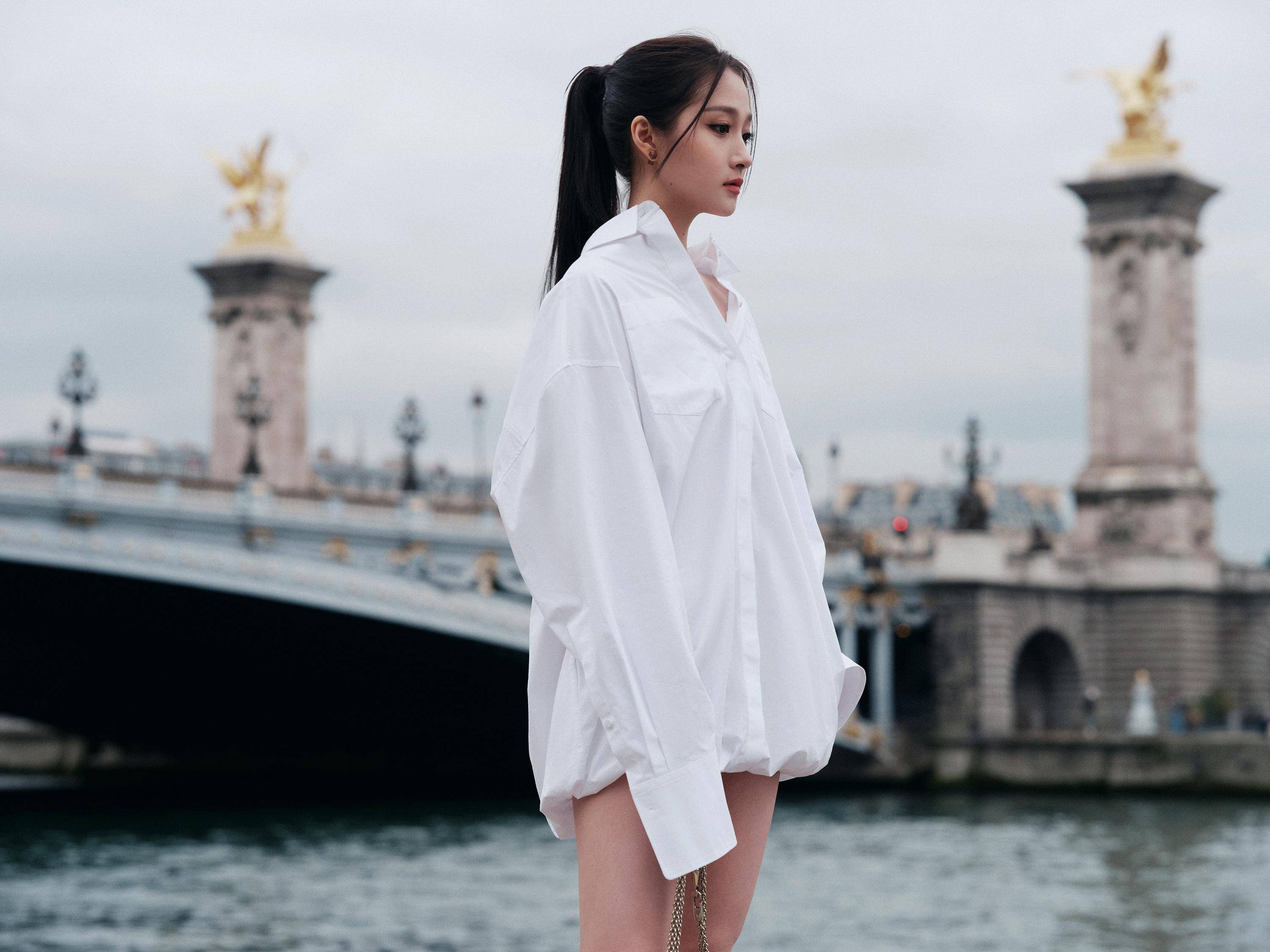 关晓彤巴黎时装周白衬衫造型,美腿实力抢镜!