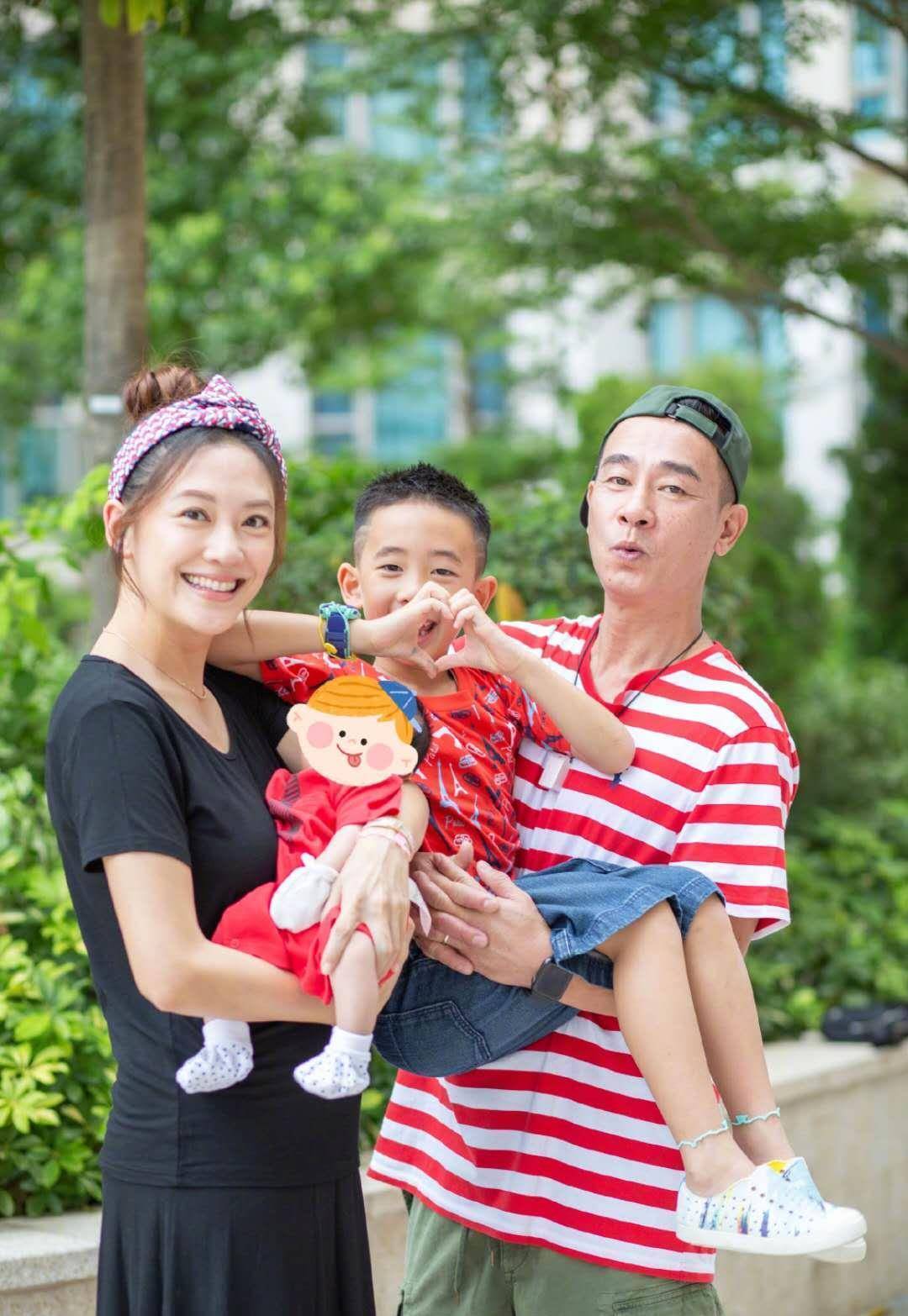 朱茵晒女儿正脸神似应采儿儿子jasper,笑容甜美鼻子与朱茵如复制粘贴