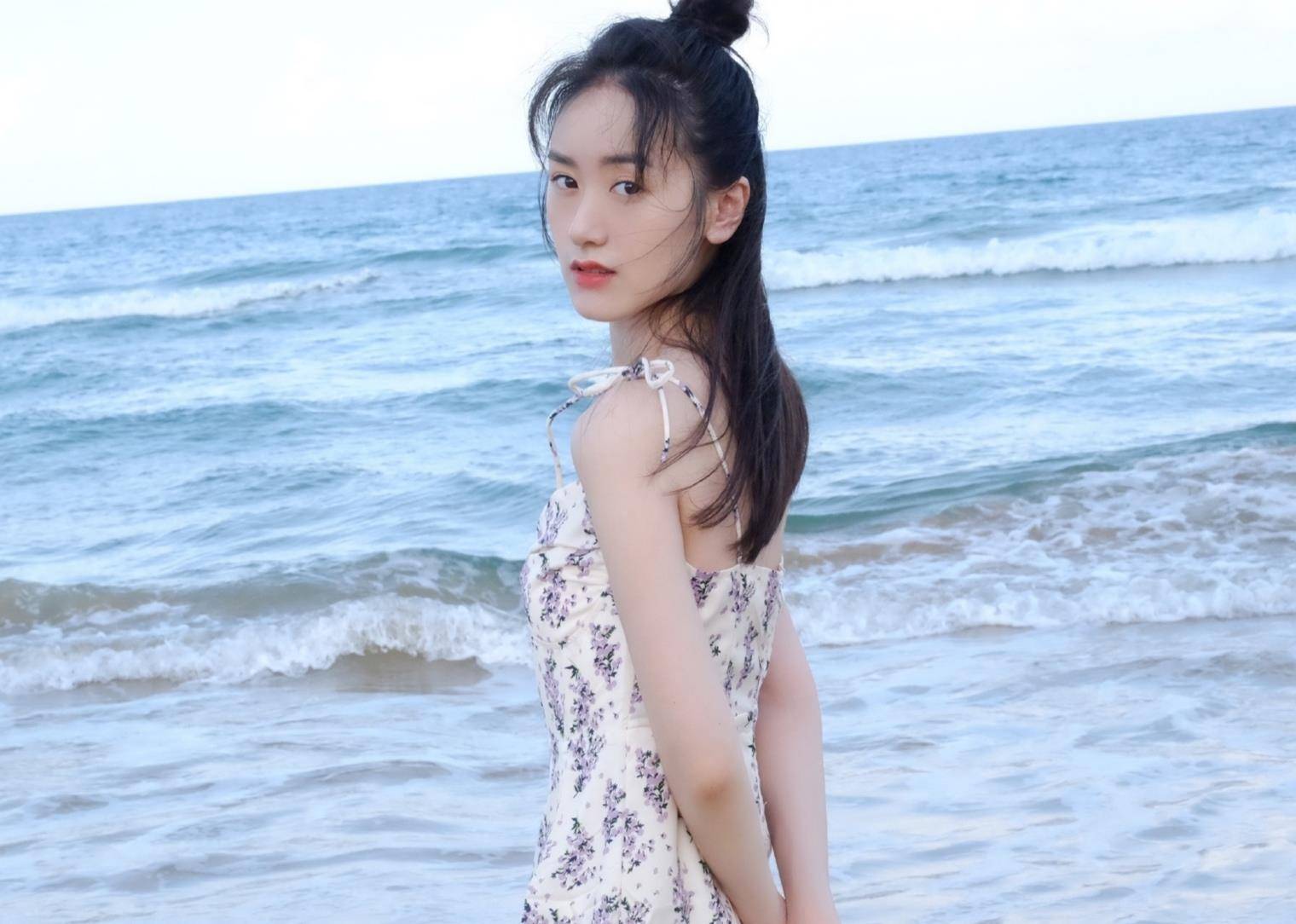袁冰妍穿吊带裙在海边拍照,肤白貌美很吸睛,这小细腿更是绝了_苗条
