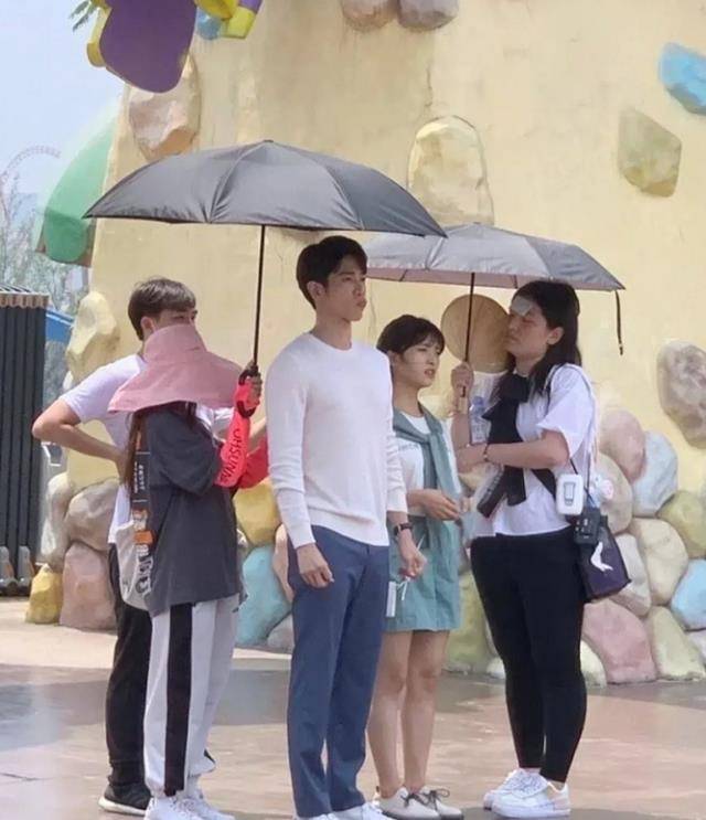 偶遇沈月刘以豪,两人十指相扣太甜蜜,网友偶:未修图颜值太意外_感觉