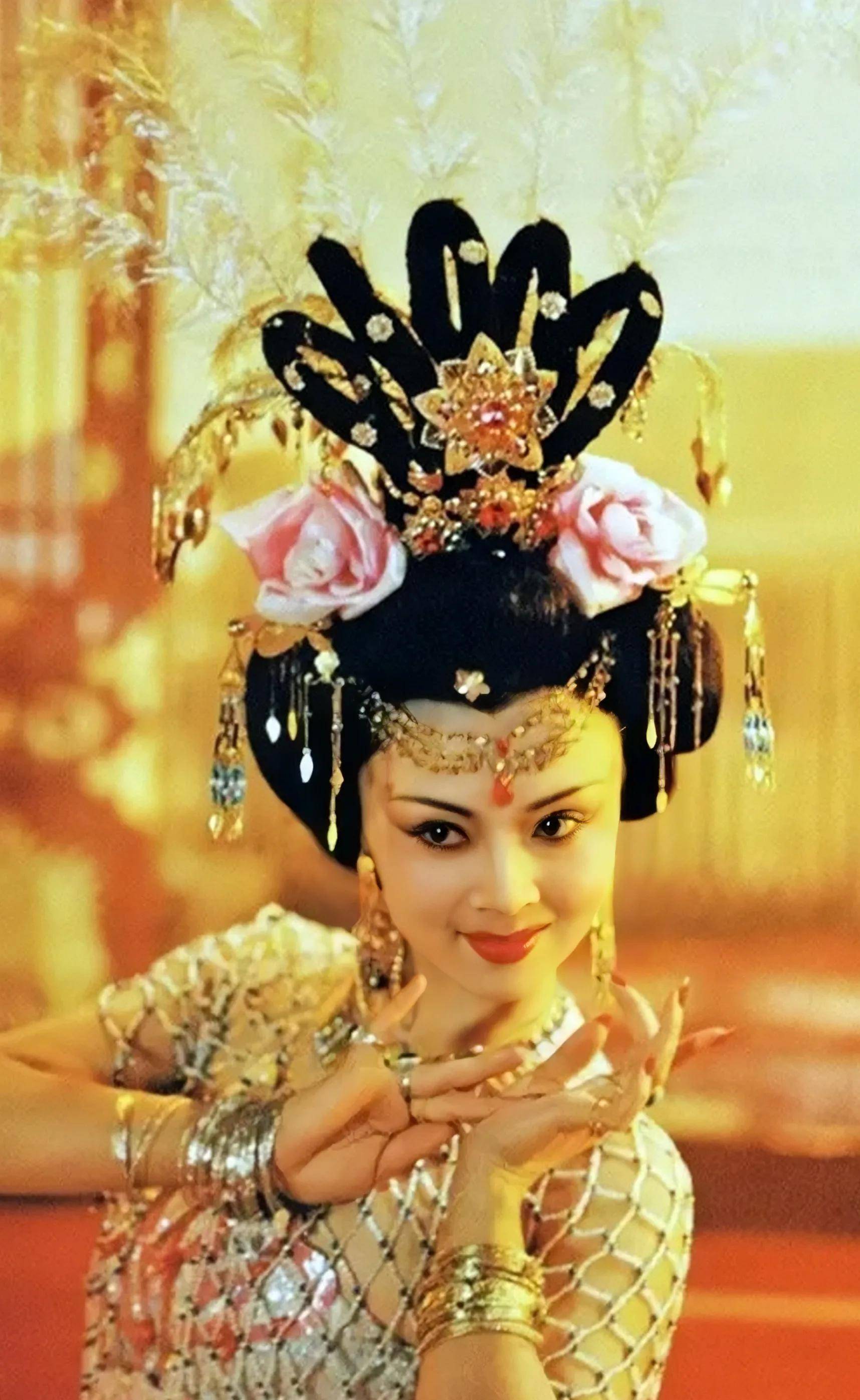 周洁,林芳兵版本《杨贵妃》,哪个版本更经典_唐玄宗_百灵鸟_气质