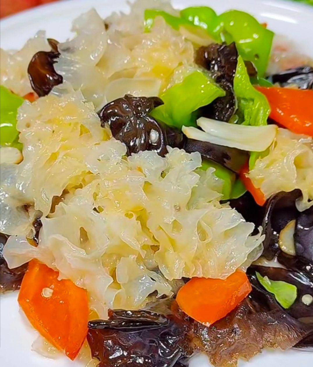 素炒双耳的做法如下:食材准备:银耳,黑木耳,青椒,红椒,大蒜,盐,鸡精