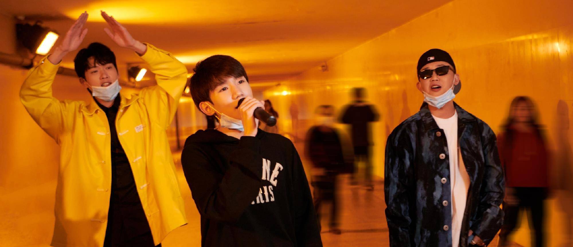 黄雅莉的视频中惊现王源,王源自称是助理,两人友情令人羡慕_扶梯_活动