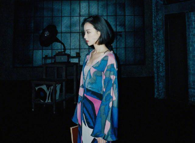 倪妮"抽烟照"梦回玉墨!