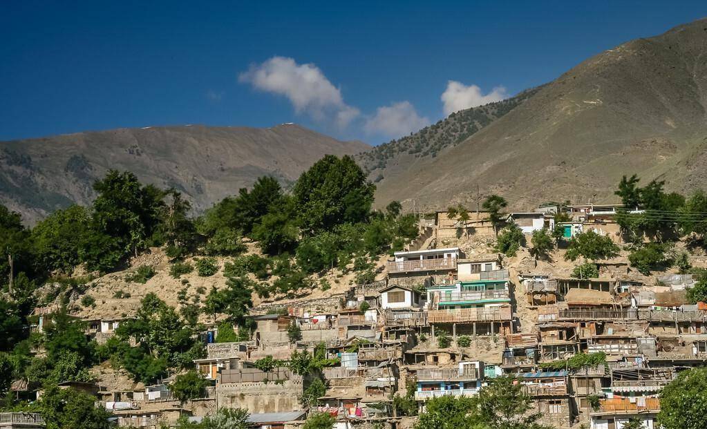 船到巴基斯坦,穷人的家太窘迫,可穷人的举动要比城里人好太多_随行