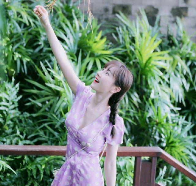 张檬在自己的社交平台上晒出一组九方形照片,并配文"亲爱的生日快乐"