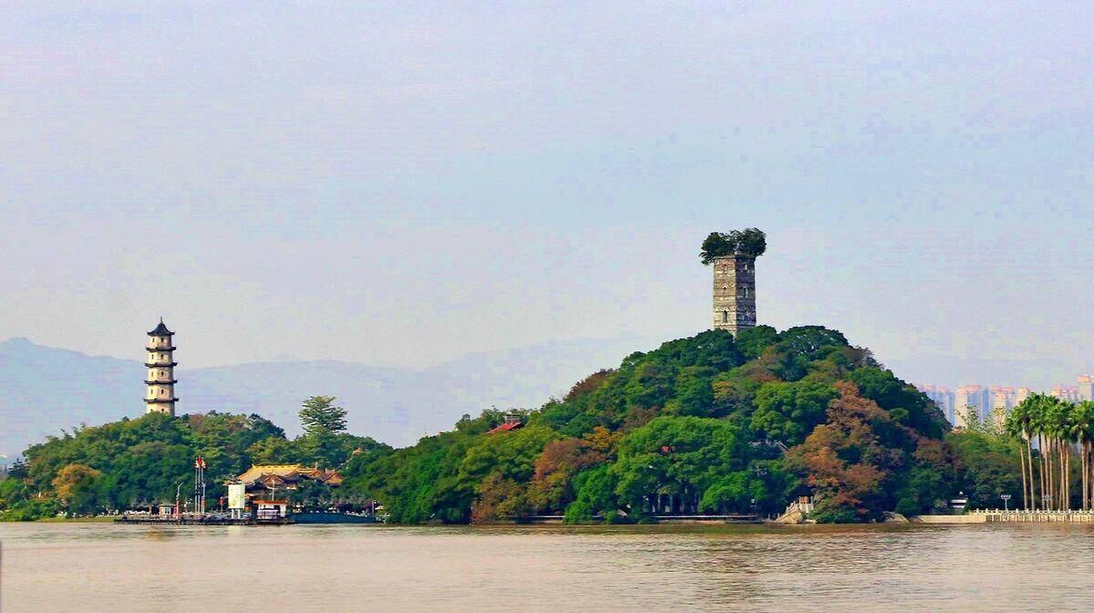 该屿风景秀丽,东西双塔凌空,映衬江心寺,历来被称为瓯江蓬莱