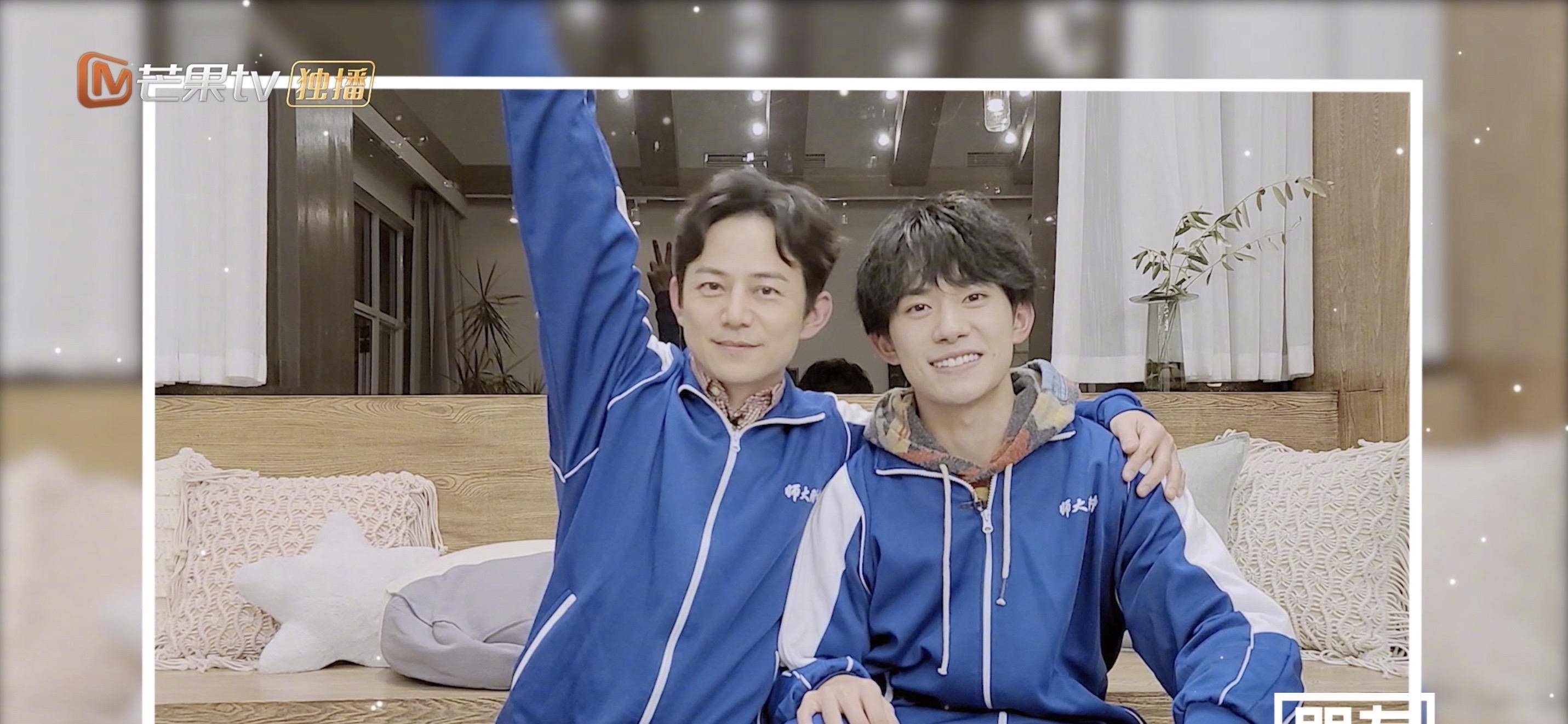 五年前易烊千玺盼何炅同穿校服,今何炅送校服拍合照_时间_高中_节目