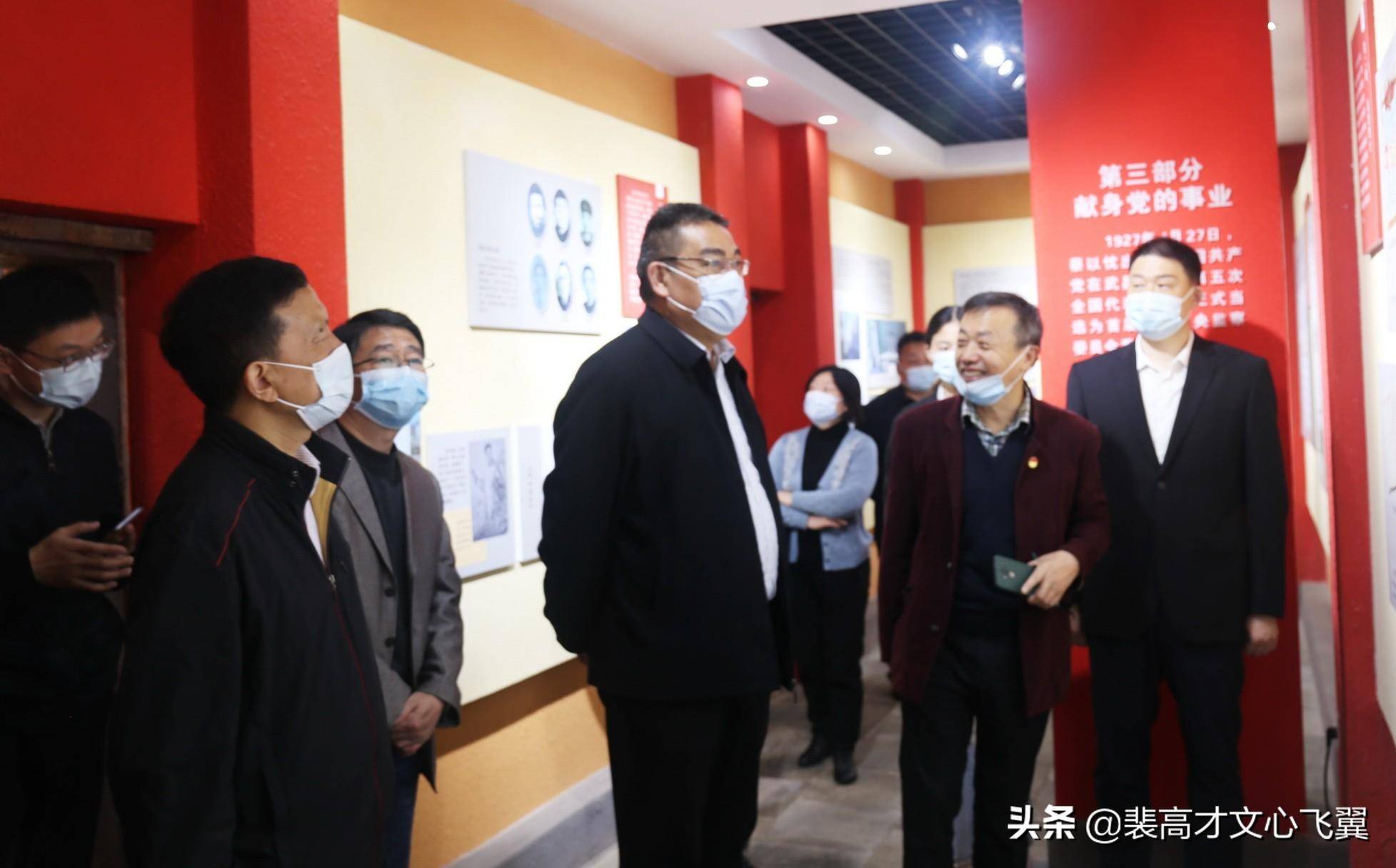 右起程壮,裴高才,吴天勇,刘忠明,付永祥参观蔡以忱陈