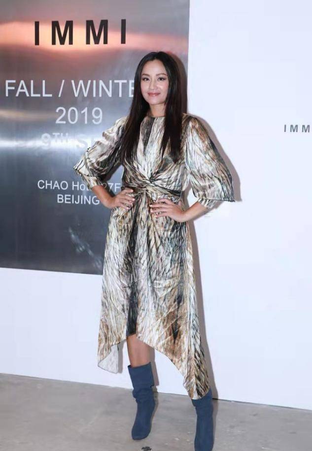 瞿颖胖得真富态,一身超模打扮暴露水桶腰,颜值却更高_裙子_连衣裙