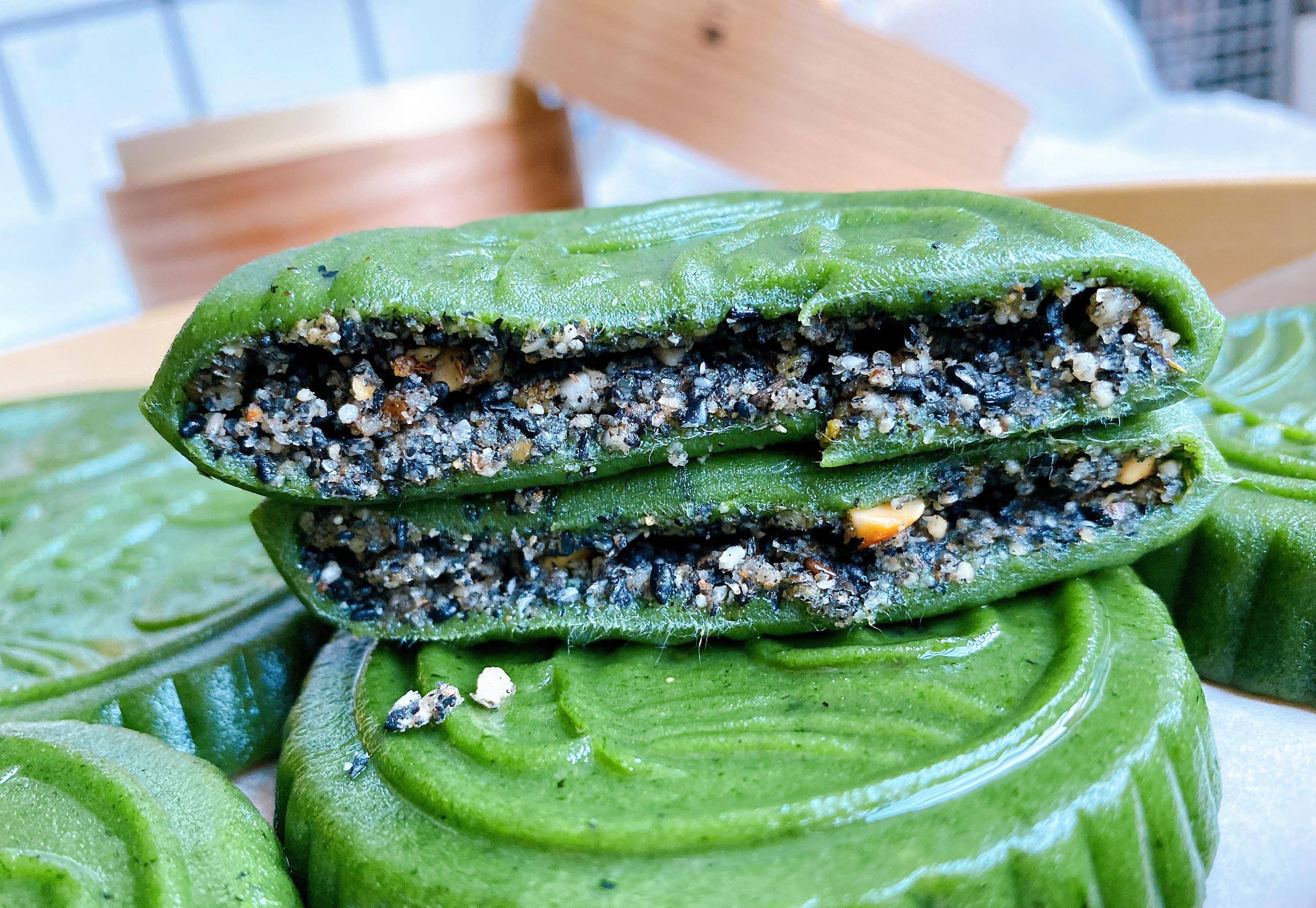 清明节限定甜口清明粿,坚果香花香融为一体,甜度适中,翠绿软糯_艾蒿