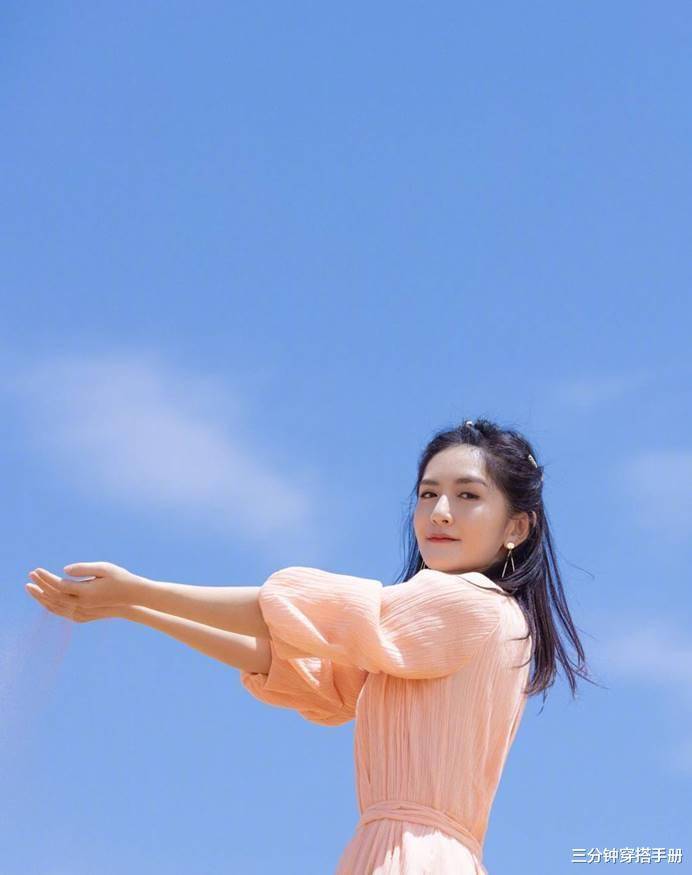 谢娜太会穿啦!沙漠中雪纺连衣裙搭配金色耳饰,仙气飘飘好优雅!