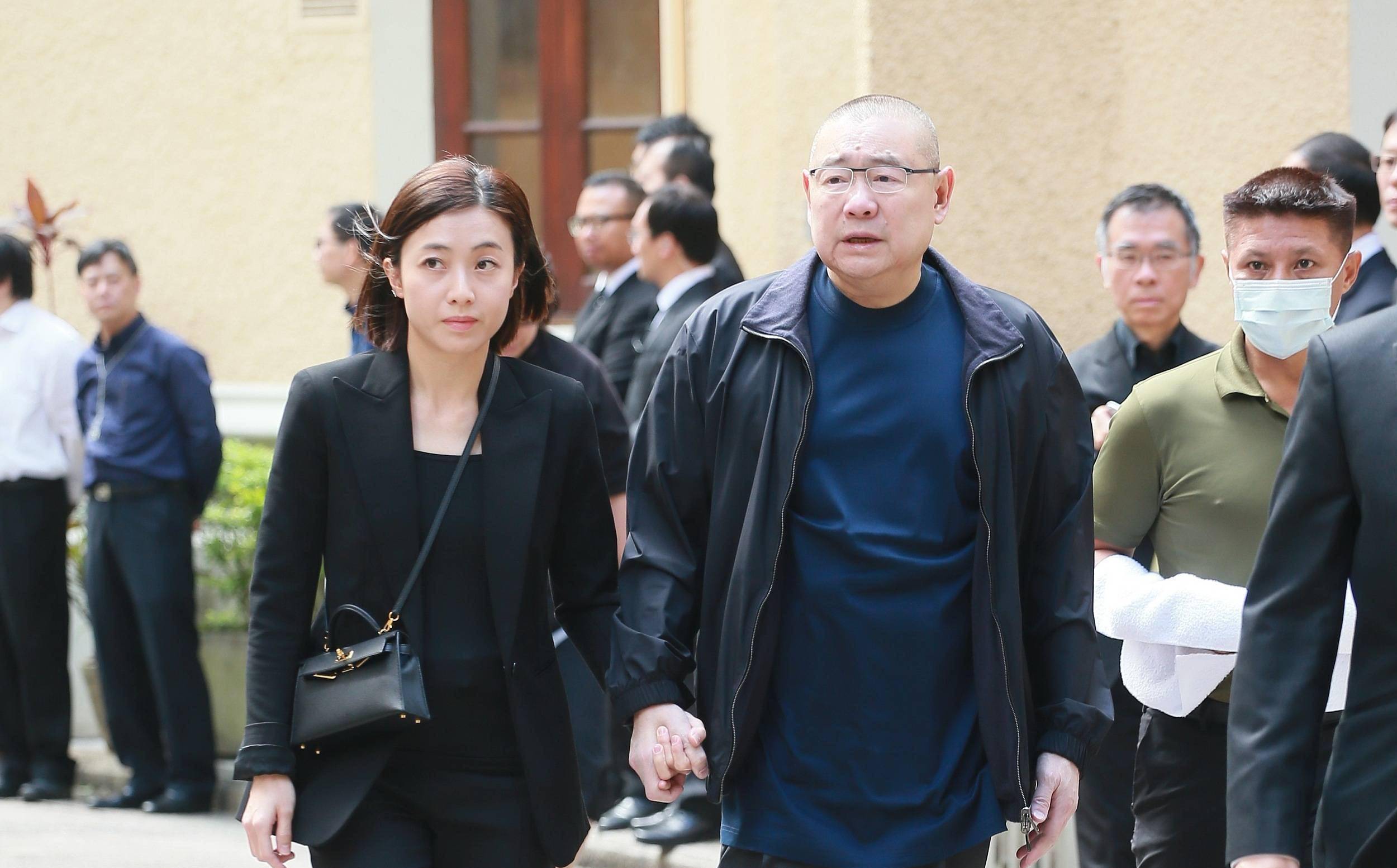 甘比本性暴露将刘銮雄甩在街头?拿到千亿家产后,她装都不装了?