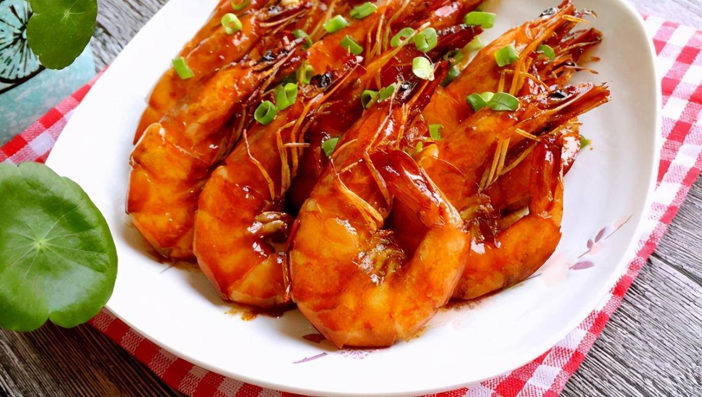 吮指油焖大虾4,将盘子上蒸锅,蒸15分钟后撒葱花就可以出锅了.