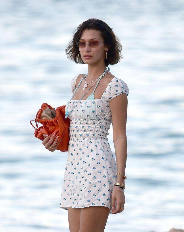 贝拉哈迪德海边穿波点裙美腿,蓝色泳衣显瘦却又不会太显瘦_拉·哈迪德