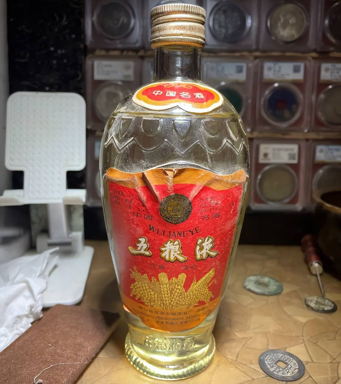 去朋友家吃饭,他拿一瓶85年的五粮液,我叫他赶紧放下,太昂贵了_同事