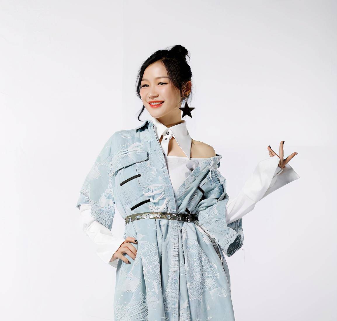 金靖造型优雅动人,穿黑色网纱连衣裙,完美驾驭轻熟仙女风_设计_牛仔裤