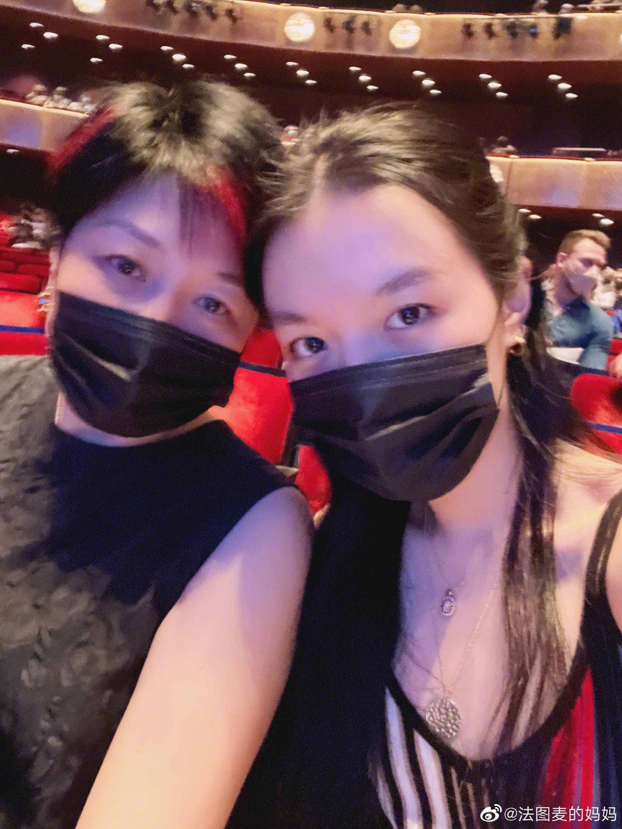 秀蛮腰眉宇间太像爸爸定居美国出道当演员