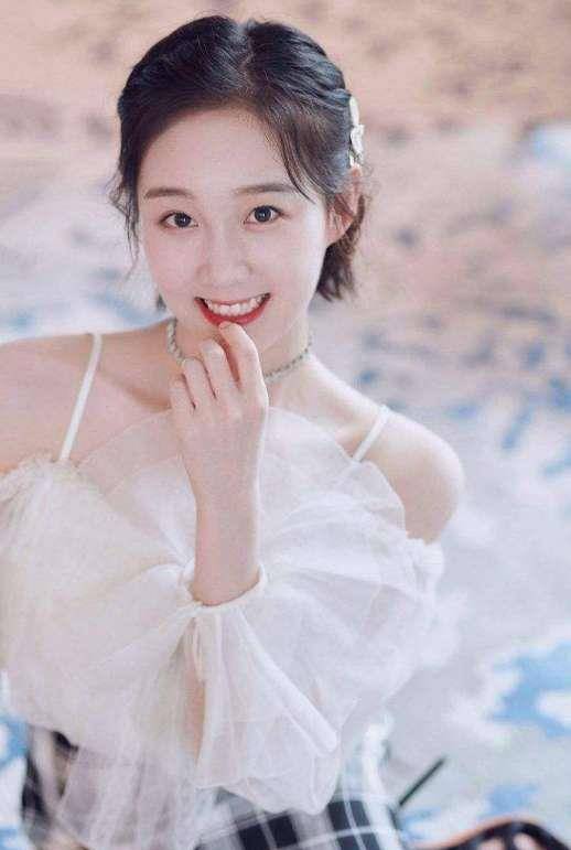 曝王一博恋情,片场无奈喊"救命",李子璇发动态含情默默_爱河_王艺博