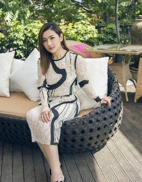 38岁任家萱红裙 皮衣现身机场,依旧美如少女,网友:太惊艳_气质_长裙