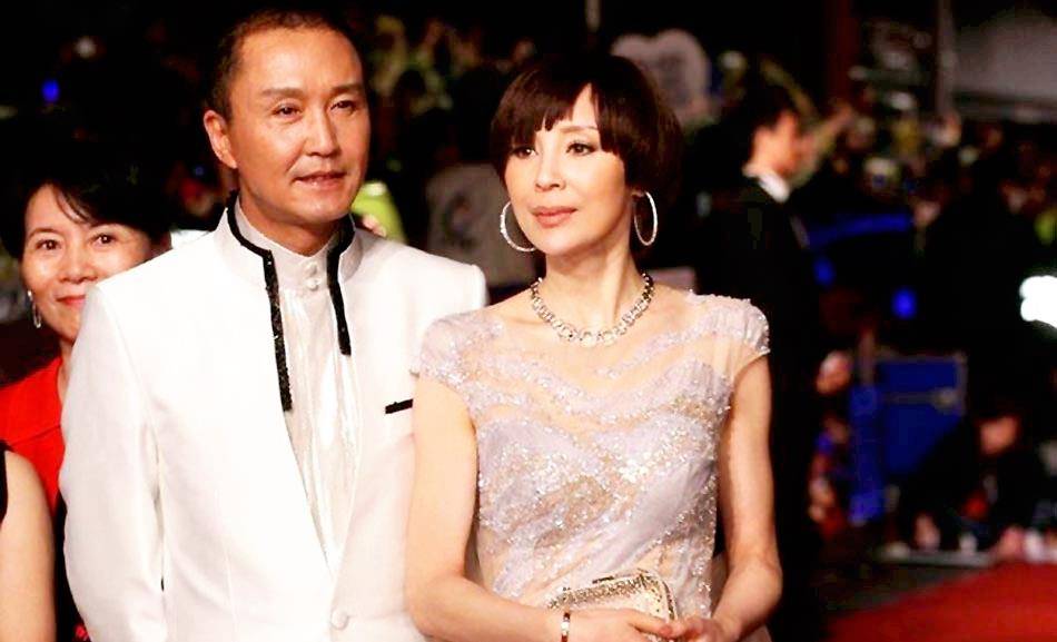 国家一级演员吴刚与初恋岳秀清结婚32年,如今名门儿子成最大关注_父母